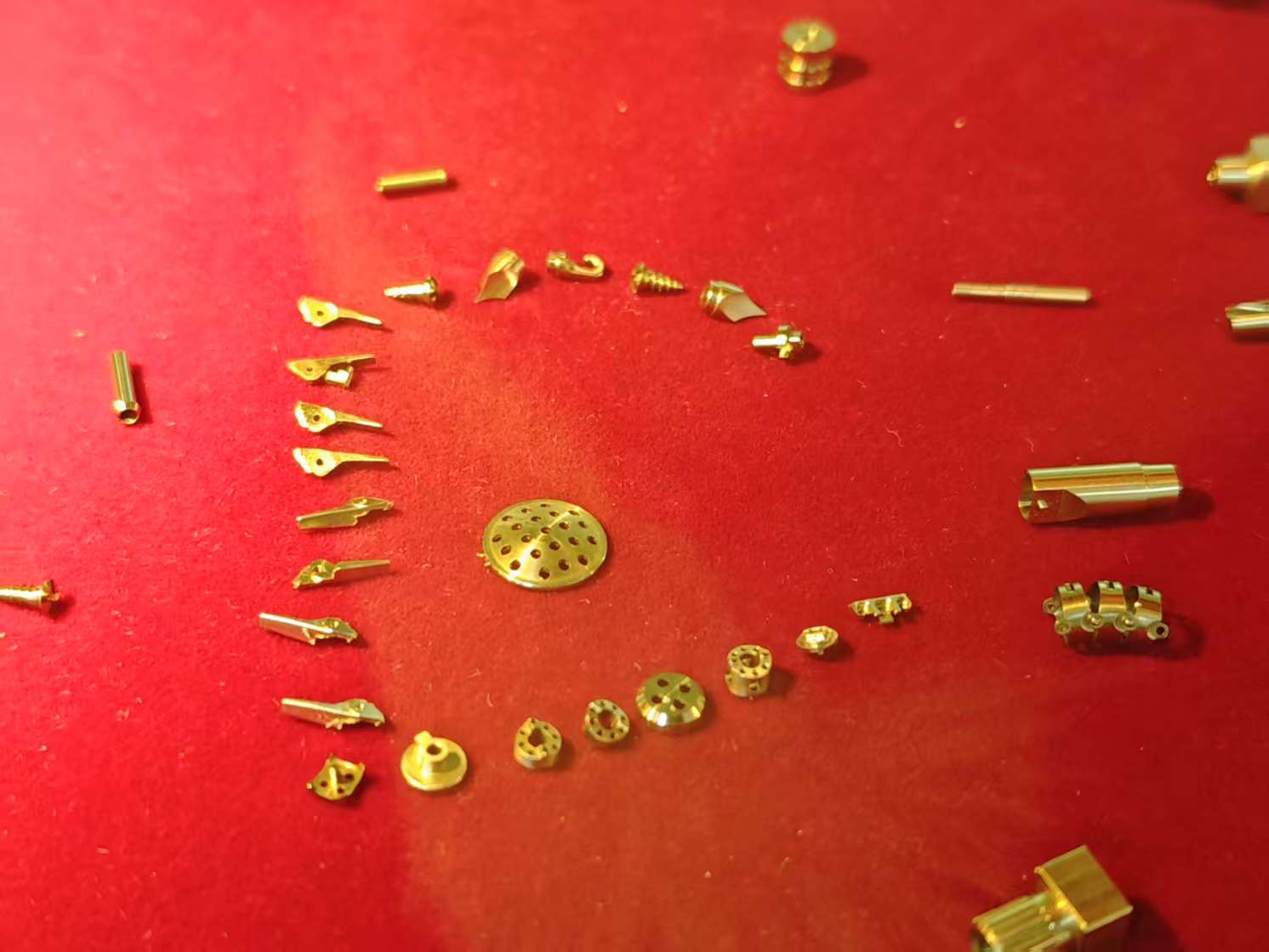 微米之间见真章：揭秘小于1厘米五金细微零件的精密世界